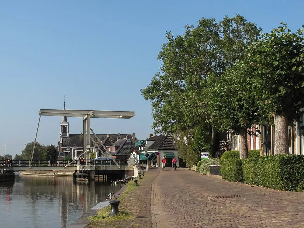 Burdaard: Birdaard, ophaalbrug met kerk op achtergrond 2009-09-19 10.53