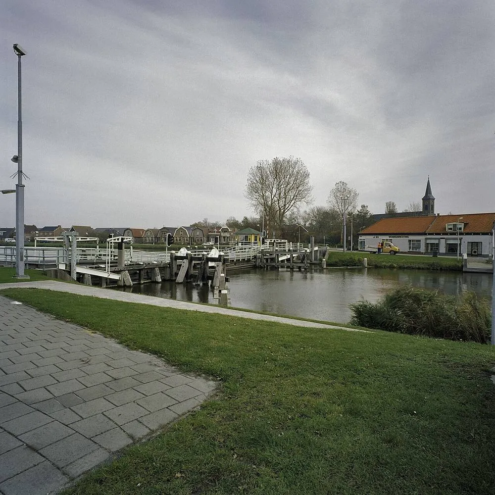T Zand: Overzicht op stalen pontonbrug, oorspronkelijk van hout, over het Noordhollands Kanaal - 't Zand - 20396592 - RCE