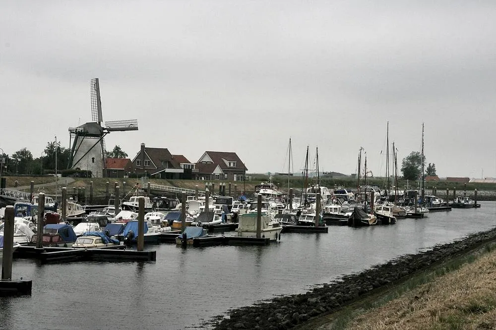 Stavenisse: Stavenisse - haven met molen